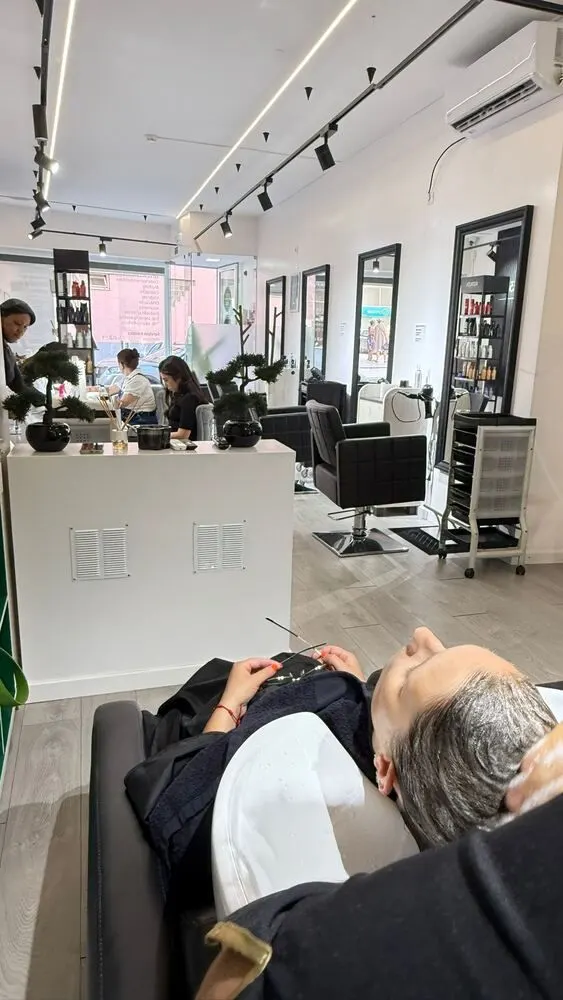 Zona de lavagem do salão, com cliente atendida