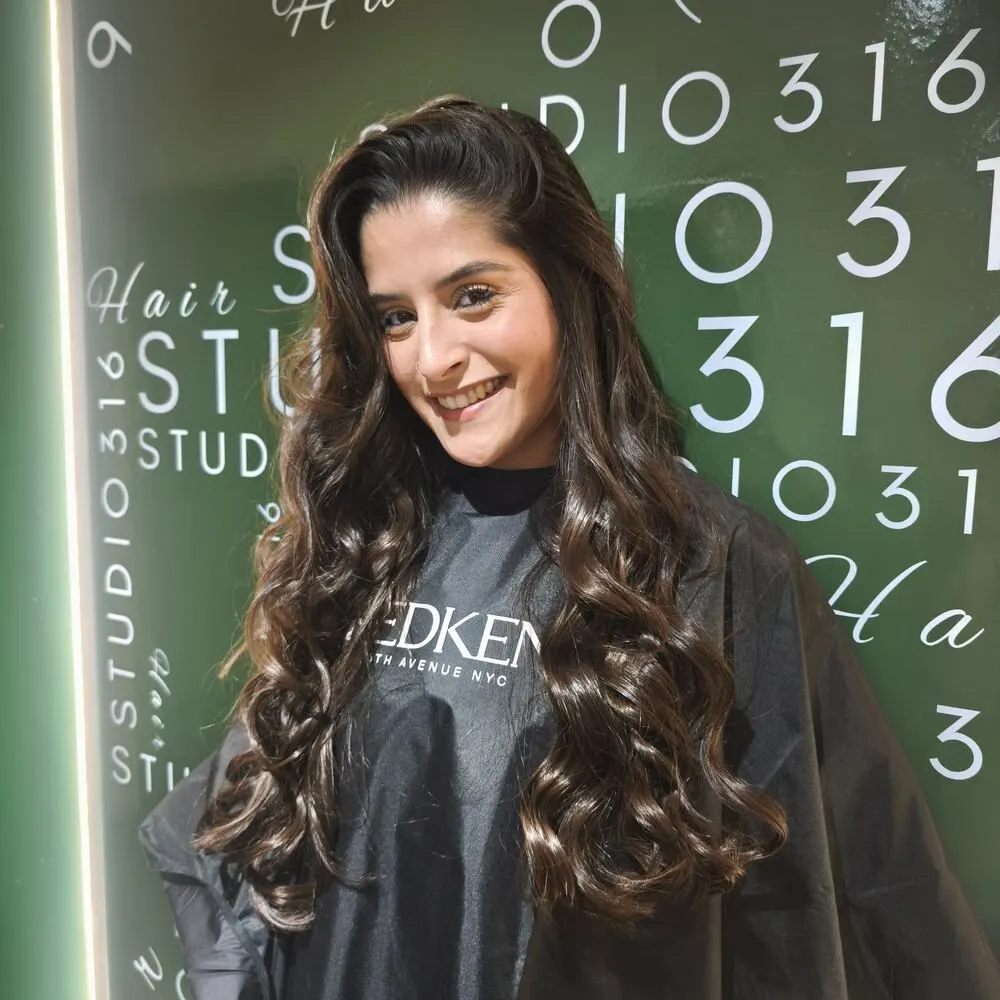 Cachos definidos em cabelo castanho comprido