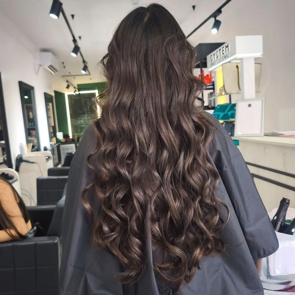 Ondas largas em cabelo castanho comprido