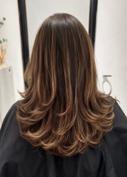 Cabelo castanho com camadas e movimento