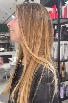 Cabelo comprido e liso com iluminação