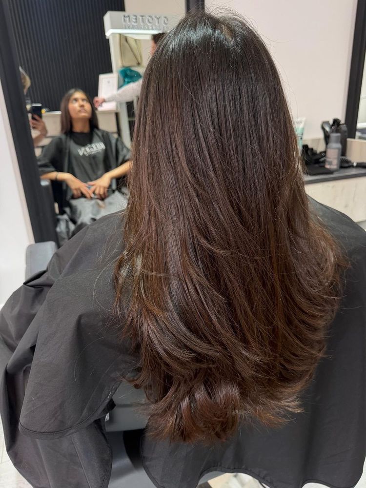 Corte em camadas com brilho, vista de costas