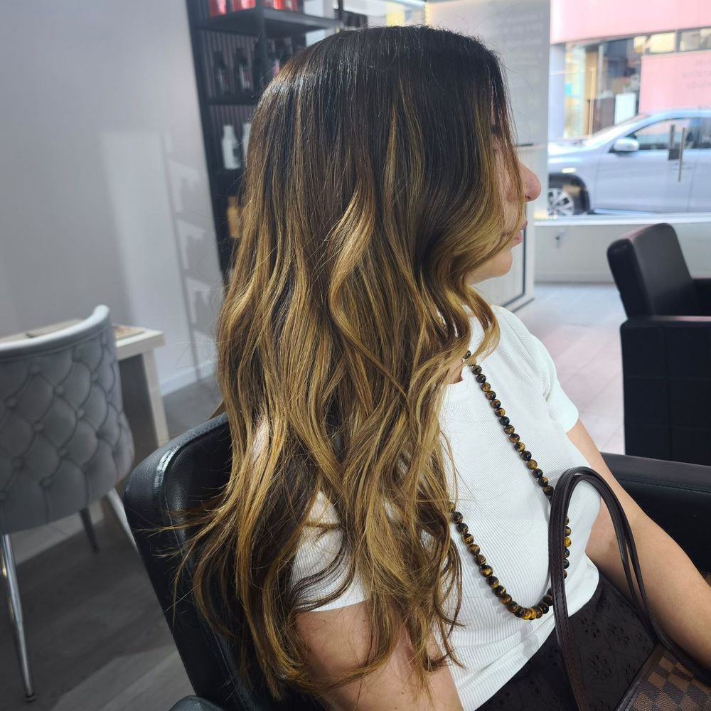 Balayage castanho com ondas soltas