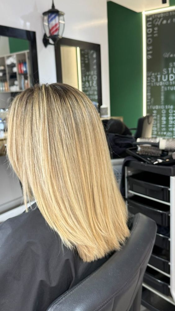 Loiro liso com luzes, corte médio